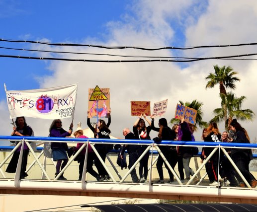 Con los ojos abiertos (A las activistas de Altea)