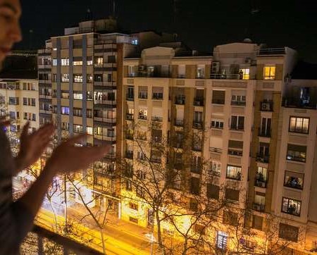 España aplaude a sus sanitarios desde las ventanas para darles las gracias por su esfuerzo contra el COVID-19