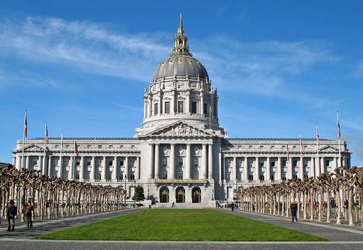 San Francisco ilumina el Ayuntamiento con la bandera de España por COVID-19