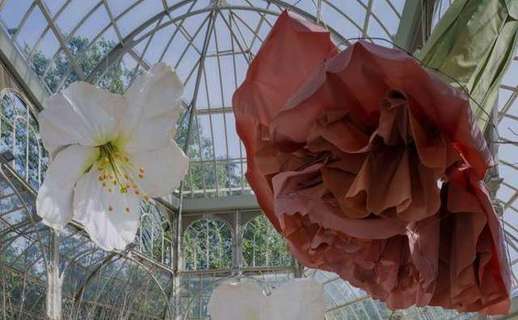Las flores gigantes de Petrit Halilaj en el Palacio de Cristal del Retiro
