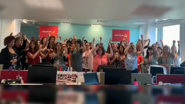 Trabajadoras de Iberia se unen a MagasIN cortándose el pelo por las mujeres de Irán