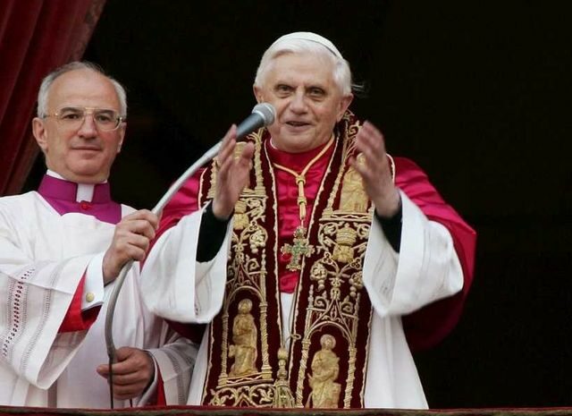 En la muerte de Benedicto XVI