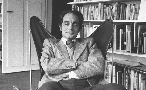 Calvino camina al paso en los lugares extraños