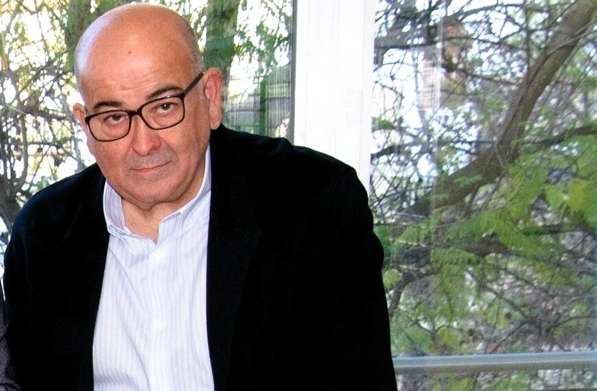 Emilio Calvo de Mora: “Me fascina escribir sin saber a dónde voy. La escritura fluye, yo fluyo”
