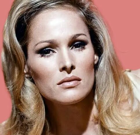 Ursula Andress cumple 90 años