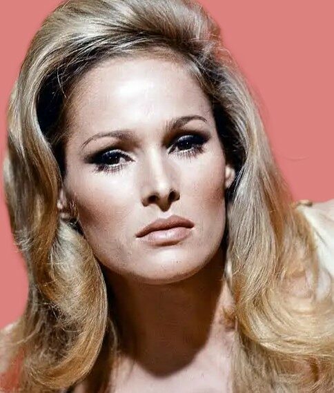 Ursula Andress cumple 90 años