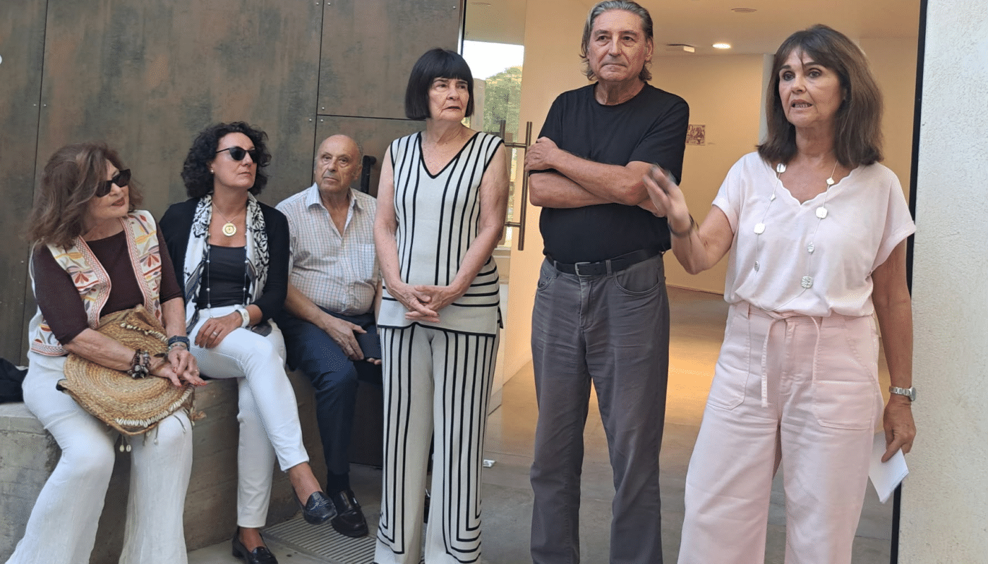 El trazo afilado de la realidad: Eugenio Rivera lleva sus viñetas a la Universidad de Málaga