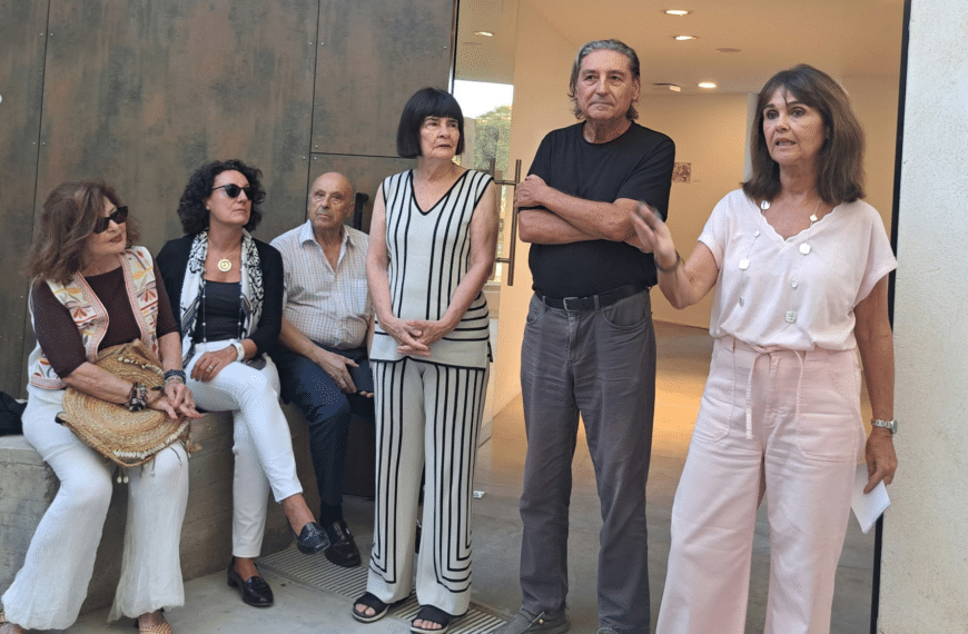 El trazo afilado de la realidad: Eugenio Rivera lleva sus viñetas a la Universidad de Málaga