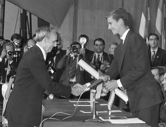 Ferrater Mora recibiendo en premio Príncipe de Asturias 1985