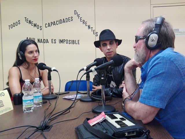 Foto en el estudio de radio La Barandilla